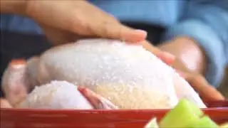 Запеченая курица с овощами в керамической форме