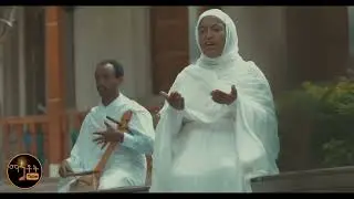 ተወለደች