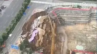 The scary moment that a road collapsed into a construction site in Nanning