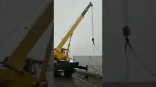 Автоприцеп с контейнером поднимаем из кювета | Два грузовых эвакуатора с краном