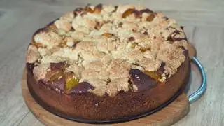 A tried and tested recipe for yoghurt cake with fruit and custard