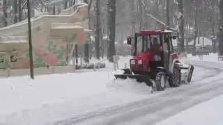 трактор чистит снег в Парке Горького Харьков tractor cleans snow