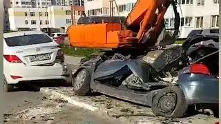 Бешеный экскаватор на гусеницах расплющил 