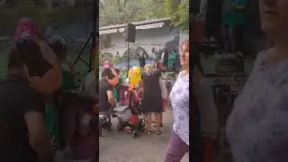 Награждаване на Яна Кирилова от читалището на Долна Секирна на фестивала "Струма пее"