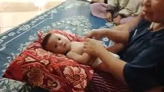 nenek raesha pijat adek lucu. (mbah koti pijat tradisional)