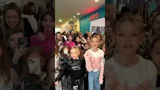 Станцевала тренд в своем ресторане!