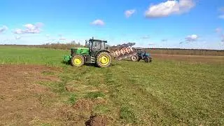 Вспашка поля под картофель John Deere 6135B и MTZ1221