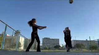 гуляем с подругой/играем в волейбол