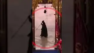 LA EXTRAÑA FIGURA QUE APARECIO DURANTE LA CORONACIÓN DE CARLOS III 💀👑