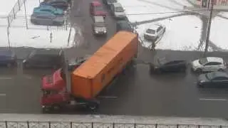 Мастерский поворот фуры. Без ДТП. 30.01.2015 Питер проспект  Энергетиков. (Truck accident)