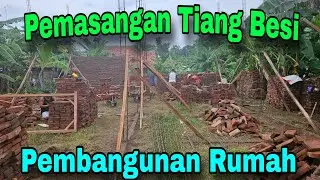 IMAM-3051. PEMASANGAN TIANG BESI UNTUK PEMBANGUNAN RUMAH. 