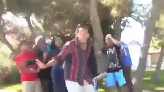 Орущая толпа негров