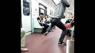 Обезьяна в метро
