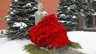 Возложение цветов к могиле Сталина в честь его 140-летия