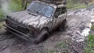 Уаз, нива, грязь ,лес.