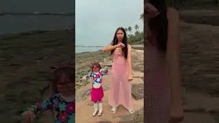 Sarah e Eloah dançando na praia