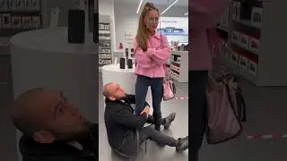 Взрослый, обеспеченный мужчина позволил себе новый айфон 🤣 #shorts