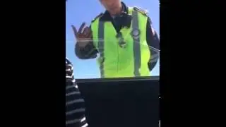 Инспектор просит Водительские права у курсанта!