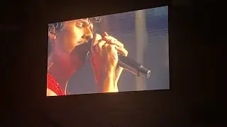 Omar Apollo singing ice slippin live at Madison Square Garden!