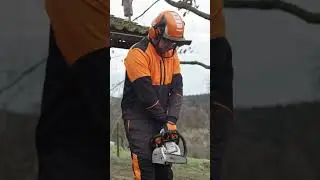 Come avviare una motosega STIHL tra le ginocchia