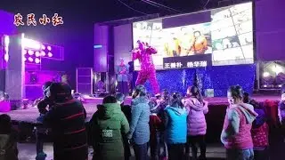 农村歌舞演出，大哥一身睡衣其貌不扬，一开嗓却惊艳了