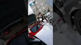 Не заводится машина. Дурак заводит машину. Казань мороз.