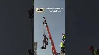 Погрузка памятника Уго Чавесу