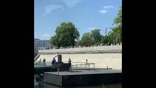 💁‍♂️ Очередь из желающих бесплатно покататься на электрических речных трамвайчиках