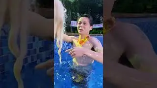 小丑在游泳池做什么