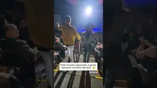 Todo mundo esperando a gente aparecer no palco até que... Everyone was waiting us on stage but...