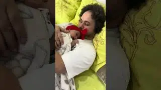 لما بنتك تنام ف حضنك 😂👧😘 مامت غرام بتغير منها 😂