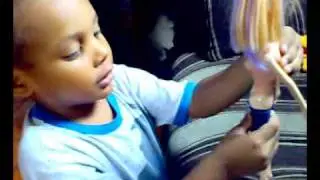Tirando a roupa da boneca