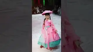 Model nhí Hà Mỳ catwalk thần thái BST LẢ LƠI - NTK THẠCH LINH tại Giao Thời runway show