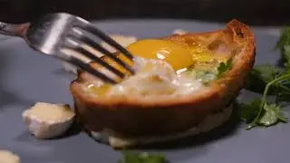 Быстрый рецепт / вкусная яичница с камамбером