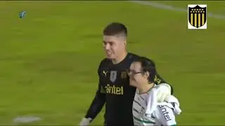 El gesto del golero de Peñarol con hincha de Plaza Colonia