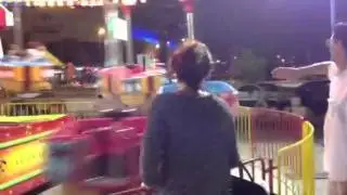 Дети довольные катаются на карусели