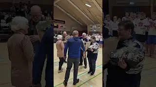 Sinne og Mogens har undervist over 900 børn i Ølgod Svømmeklub. Modtog ÆresnåL fra DGI.