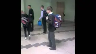 В 568 школе:Девочки дерутся