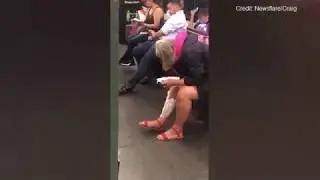 ЖЕНЩИНА БРЕЕТ НОГИ В МЕТРО