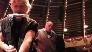 Kris Kristofferson signing autographs - Please don't tell me...