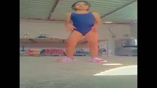 Menina De Maiô Azul Dançando