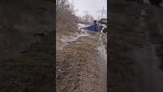 КАМАЗ ушел под воду на Донгузской в Оренбурге