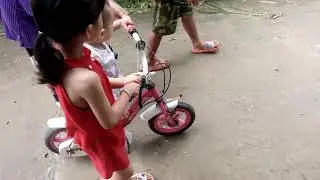 Simba đi xe đạp