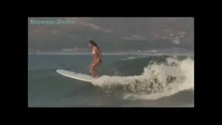 Вау! Что она вытворяет на серфе!!!