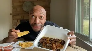 Mexican vegetarian fajita with chips and salsa 