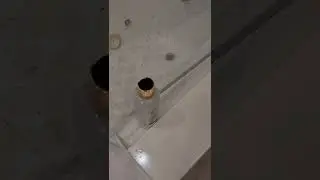 Ужасный отель. Вода на полу.  Отвратительный душ в отеле. Старый душ. Кошмар в отеле.