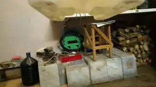 Пыльный бетонный пол, полочки верстак, планы