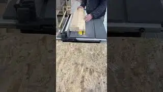 Обрезка детали под углом с применением упора на настольной пиле 🪚