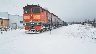 2ТЭ10М-2129 с грузовым поездом на станции Кирс