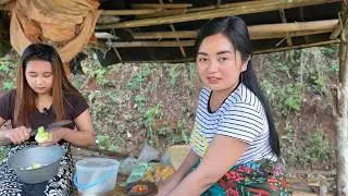 CAPTIVATED BY THE BEAUTY OF WIDOWS || ACCOMPANYING A BEAUTIFUL WIDOW EATING RUJAK IN THE RICE FIELDS